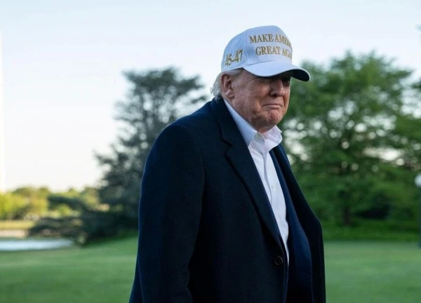 Bị phản ứng về bức ảnh mặc đồ Giáo hoàng, ông Trump lên tiếng