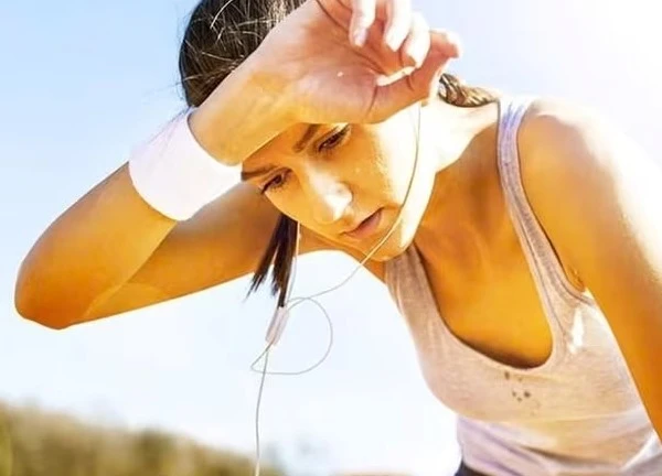 Các mẹo giảm mồ hôi hiệu quả trong những ngày nóng nực