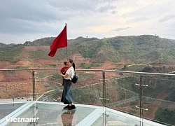 Cầu kính dài nhất thế giới tại Mộc Châu hấp dẫn khách du lịch