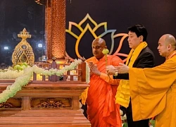 Chủ tịch nước Lương Cường chiêm bái xá lợi Phật tại chùa Thanh Tâm