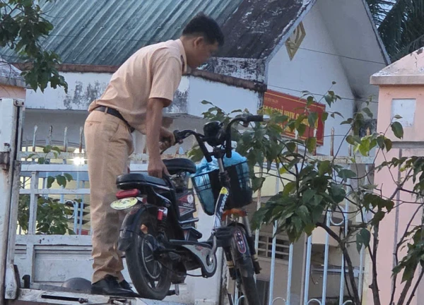Công an tạm giữ xe đạp điện để điều tra sau khi làm việc với mẹ nữ sinh tử vong ở Vĩnh Long