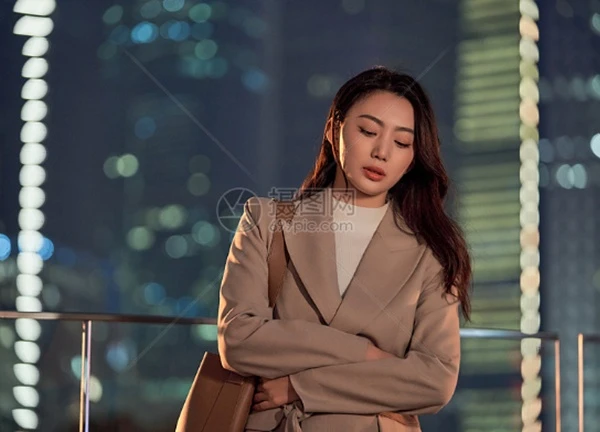 Cuộc điện thoại của mẹ đẻ trong kỳ nghỉ lễ khiến tôi cắn chặt môi không dám bật khóc