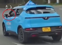 Đà Lạt: Tài xế taxi vừa lái xe, vừa gác chân lên cửa sổ