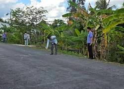 Điều tra viên cùng nhân chứng tới hiện trường vụ nữ sinh tử vong ở Vĩnh Long