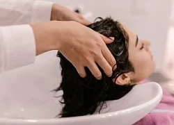 Gội đầu khuya, cô gái hoảng loạn nhìn miệng và mắt bị kéo lệch vào buổi sáng