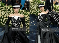 Jennie "tuyệt đối điện ảnh" tại Met Gala: Hết bị chê bai lạc chủ đề, sang chảnh kiêu kỳ hết nấc nhưng bất ngờ bị Gigi Hadid "dìm"