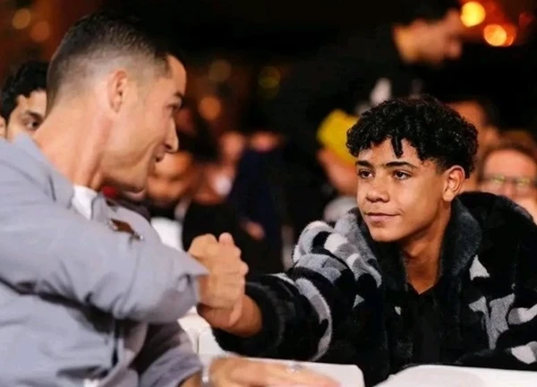 Ngỡ ngàng với diện mạo tuổi 14 của con trai Ronaldo