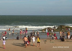 Hàng ngàn du khách đến với biển Phan Thiết