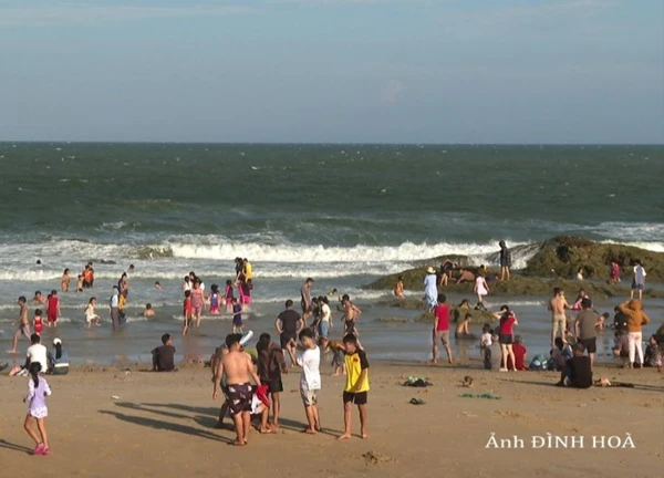 Hàng ngàn du khách đến với biển Phan Thiết