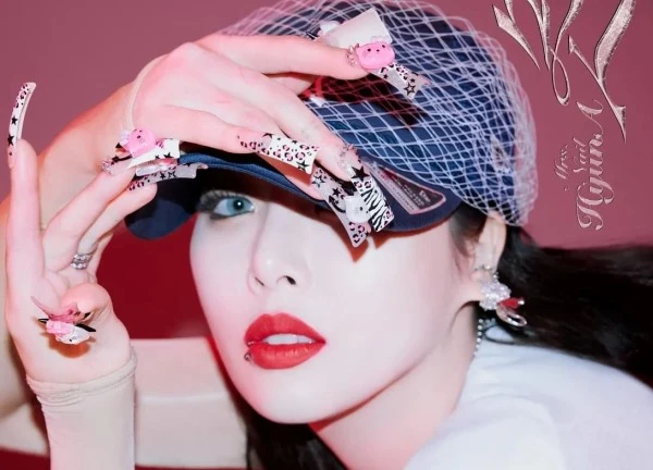 "Nữ hoàng gợi cảm" comeback "tàng hình" không ai thèm ngó đến, bị fan tẩy chay vì mải mê yêu đương