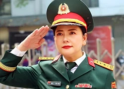 Nữ NSND mang quân hàm Đại tá gây sốt với bức ảnh mặc quân phục ở tuổi 56