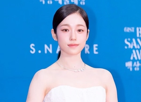 Nữ thần thanh xuân diễn đỉnh đến mức lập kỷ lục 61 năm mới có 1 lần, đẹp tựa sương mai càng ngắm càng mê