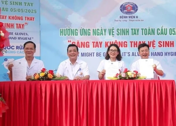 Bác sĩ Bệnh viện K ký cam kết 'bàn tay sạch' khi chăm sóc người bệnh