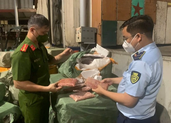 Phát hiện hàng chục tấn nội tạng bốc mùi chuẩn bị lên bàn ăn ở Hà Nội
