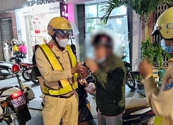 Say xỉn, đá bàn làm việc của CSGT khi bị kiểm tra nồng độ cồn