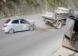 Tài xế ô tô tử vong khi lao vào đuôi xe tải đang lùi trên quốc lộ