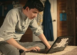 Xem phim "Sex Education" rồi nhìn tờ giấy xét nghiệm ADN đặt trên bàn, tôi căm phẫn đập vỡ ảnh cưới rồi bỏ đi, mặc kệ chồng níu kéo