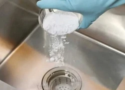Bé 2 tuổi bỏng khắp miệng vì uống nhầm bột thông cống