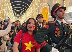 Bộ đội Việt Nam 'đi giữa vòng tay đồng bào' khi duyệt binh ở Moscow