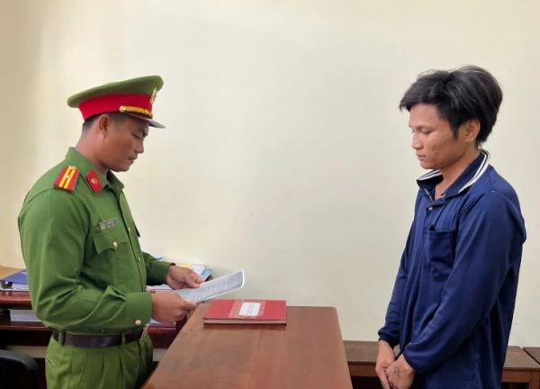 Công an xã ở Cà Mau phối hợp bắt đối tượng truy nã