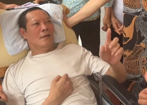 Diễn viên Thái Hòa đột quỵ liệt nửa người: Nằm một chỗ suốt nửa năm, sống nương nhờ vì không có tiền chữa trị