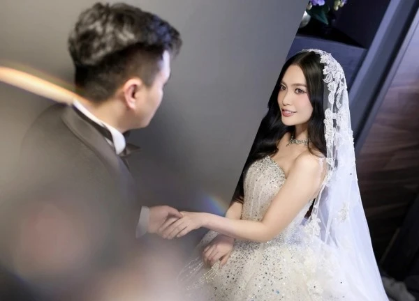 Hỷ sự Vbiz: 1 Hoa hậu đã âm thầm tổ chức lễ dạm ngõ, danh tính đàng trai "không phải dạng vừa"