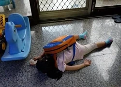 Khoảnh khắc bé gái nằm vật giữa nhà với chiếc cặp đeo trên lưng gây xôn xao