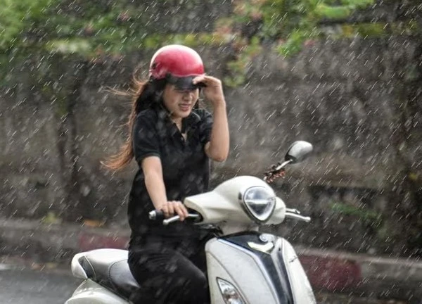 Không nên tắm cơn mưa chuyển mùa ở TP.HCM