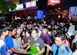 Lý Hải - Minh Hà bị hàng nghìn người bao vây, náo loạn cả một khu phố