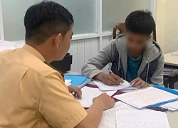Nam sinh lớp 10 lái xe máy lạng lách, đánh võng trên đường phố ở Huế