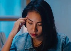 Nghe tin mẹ đẻ bị viêm phổi, tôi muốn gửi biếu 5 triệu lo thuốc men nhưng chồng vừa đưa tiền vừa nói một câu khiến tôi ngã quỵ
