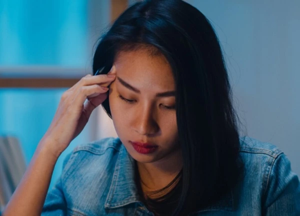 Nghe tin mẹ đẻ bị viêm phổi, tôi muốn gửi biếu 5 triệu lo thuốc men nhưng chồng vừa đưa tiền vừa nói một câu khiến tôi ngã quỵ