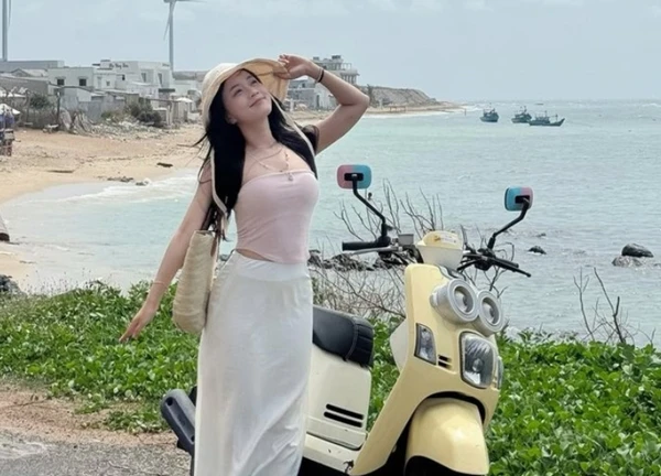 Nóng hơn mùa hè, bạn gái hot TikToker của "nam thần" U23 Việt Nam diện bikini khoe body khét lẹt