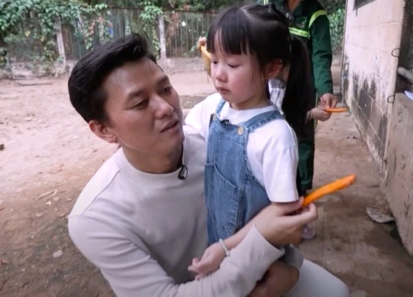 Sao nam "Lật mặt 8" đưa con gái cực xinh tham gia "Bố ơi", chỉ 1 chi tiết đã khiến triệu người tan chảy