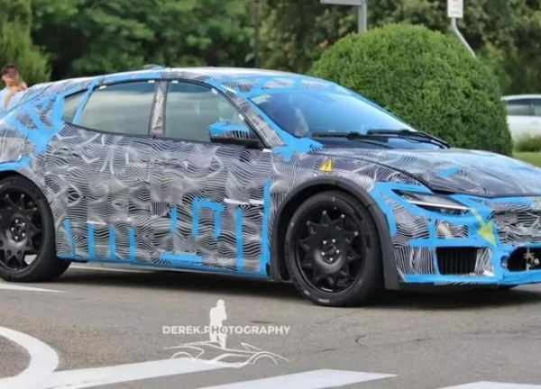 Siêu xe điện đầu tiên của Ferrari lỡ hẹn