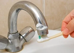 Trộn thử kem đánh răng với muối và bất ngờ: Vòi nước cũ mốc bao năm sáng bóng chỉ sau 5 phút chùi nhẹ