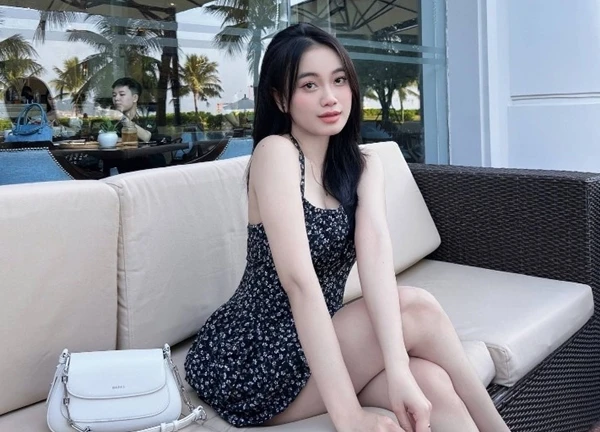 Vợ mới cưới của Hồ Văn Cường khoe visual nét căng, vóc dáng diện bikini đi biển mới gây xôn xao
