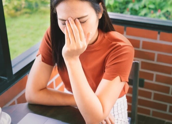 Bố chồng đưa 200 triệu, yêu cầu tôi ký giấy khước từ tài sản, tôi bật cười đưa ra tờ giấy xét nghiệm làm ông hoảng loạn