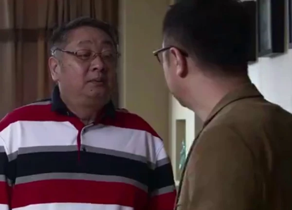 Bố chồng thử lòng con trai và con dâu bằng một cách khó ai ngờ tới, khi bị phát hiện, ông lại đưa ra số tài sản lớn để giải quyết