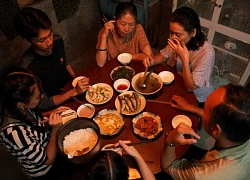 Cách đặt vấn đề 'Khi yêu thương cần ngôn ngữ mới' đầy tinh tế, day dứt của Lý Hải trong 'Lật mặt 8: Vòng tay nắng'