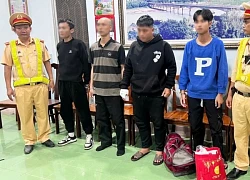 Cảnh sát chặn xe khách bắt 4 nghi phạm gây án đang trốn chạy