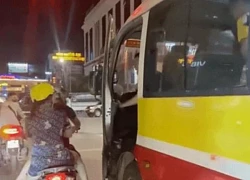 Clip sốc: Tài xế xe buýt bất ngờ mở cửa "tấn công" xe máy chở theo phụ nữ và trẻ nhỏ giữa ngã tư đông người