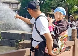 Con trai cõng mẹ bị liệt đi du lịch ở Trung Quốc
