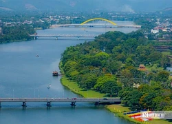 Đại kỳ xuất hiện bên dòng sông Hương thơ mộng thu hút người dân cùng du khách