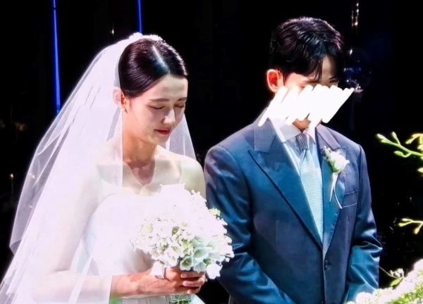 Đám cưới mỹ nhân nhà đông con nhất Kbiz: Chồng được khen giống Son Heung Min, cả dàn sao Sunny tề tựu chúc mừng