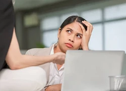 Đi ăn trưa, cô gái phát hiện chuyện không ngờ về nữ đồng nghiệp hay nói đạo lý