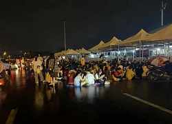 Fan đội mưa xuyên đêm "cắm chốt" trước 1 ngày diễn ra concert Anh Trai Say Hi D-6 tại Hà Nội, netizen thảo luận trái chiều