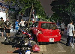 Hiện trường ngổn ngang vụ ô tô tông liên hoàn 6 xe máy ở Hà Nội