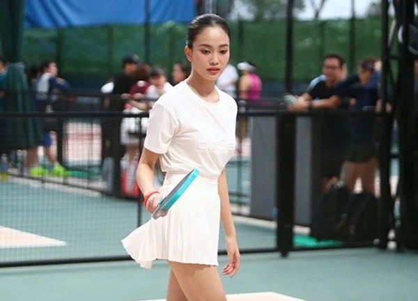 Hoa khôi bóng chuyền Đặng Yến tung hoành giải pickleball