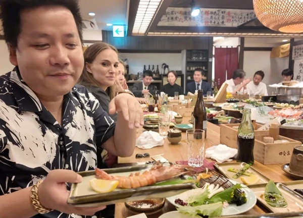 Khoa Pug sốc nặng khi lên Google tra tên người phụ nữ cứ nhìn mình trong quán ăn, hoang mang vì không nghĩ chuyện này lại xảy ra